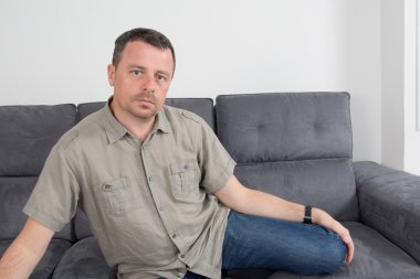 Evde kanepede oturan rahat adam