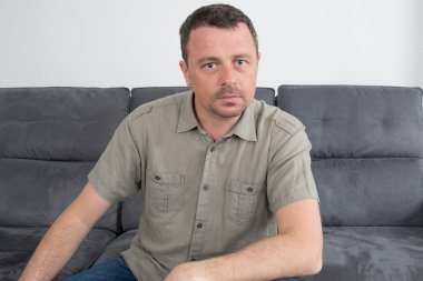 Evde kanepede oturan rahat adam