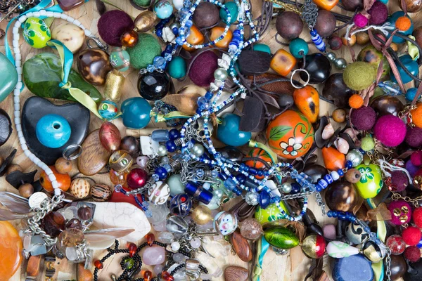 Draufsicht auf Halskette, Perlen und Edelsteinperlen isoliert auf Holzhintergrund — Stockfoto