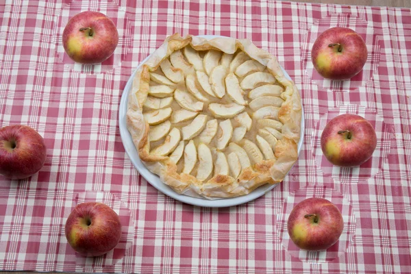 Arrangement of home-made apple pie and apples. — Stock Photo, Image