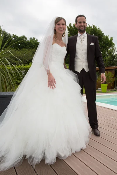 Casal feliz perto de uma piscina — Fotografia de Stock