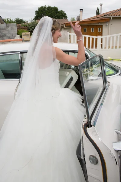 Eine sehr schöne und charmante Braut an ihrem Hochzeitstag — Stockfoto