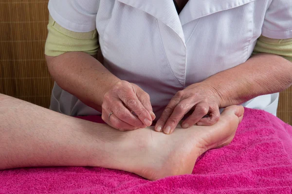 Acupunturista se prepara para tocar agulha — Fotografia de Stock