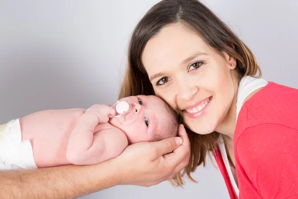 Retrato de uma mãe adorável com seu bebê recém-nascido — Fotografia de Stock