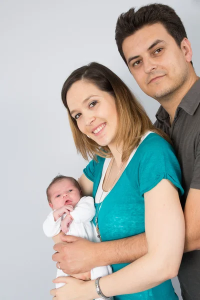 Glückliche Eltern mit ihrem ersten Baby — Stockfoto