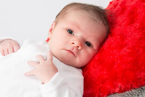 Imagem de um lindo bebê recém-nascido olhando para a câmera — Fotografia de Stock