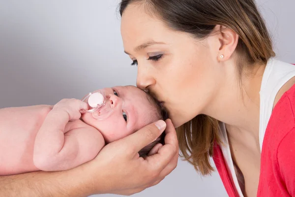 Porträt einer reizenden Mutter mit ihrem neugeborenen Baby — Stockfoto