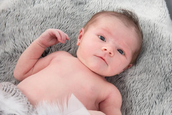 Close up de bebê recém-nascido com expressão bonito — Fotografia de Stock