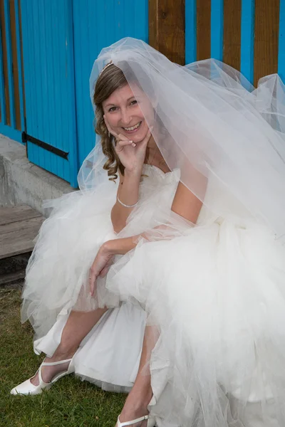 Bonita novia pensativa con fondo de cabaña azul — Foto de Stock