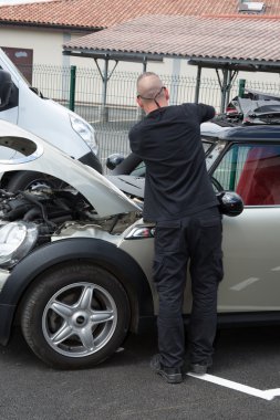 Otomobil eş işçi cam sökülmesi