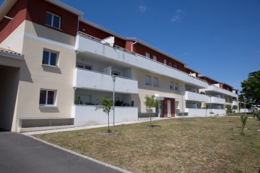 Görünümü yeni daireler modern blok inşa edilmiş