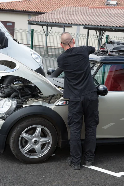 Otomobil eş işçi cam sökülmesi