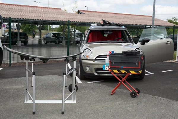 Autó Asztalos munkavállaló szétszerelnék szélvédő — Stock Fotó