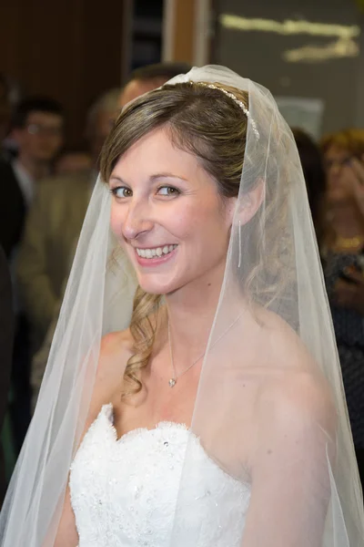 Charming and beautiful bride — Stock Photo, Image