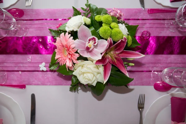 Mesa de casamento rosa com muitas decorações — Fotografia de Stock