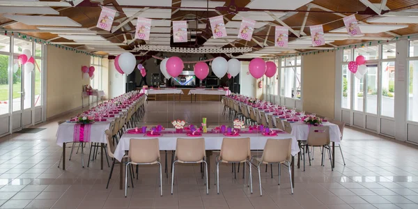 Roze bruiloft tabel met veel decoratie — Stockfoto