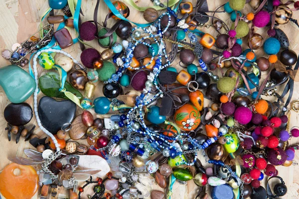 Top View of Necklace, Pearl and Gem Beads isolated on wooden background — Stock Photo, Image