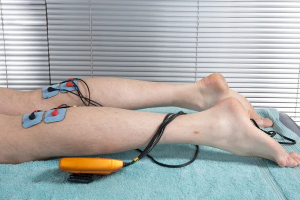 Terapeuta colocando muitos eletrodos no corpo — Fotografia de Stock