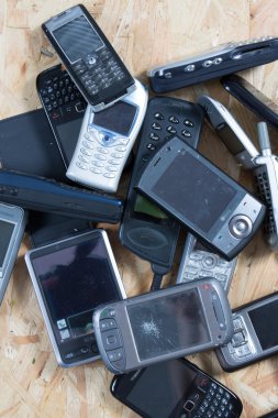 Ahşap arka plan üzerinde eski ve modası geçmiş cep telefonu