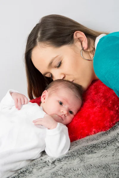 Uma mãe cuida de seu bebê bonito — Fotografia de Stock