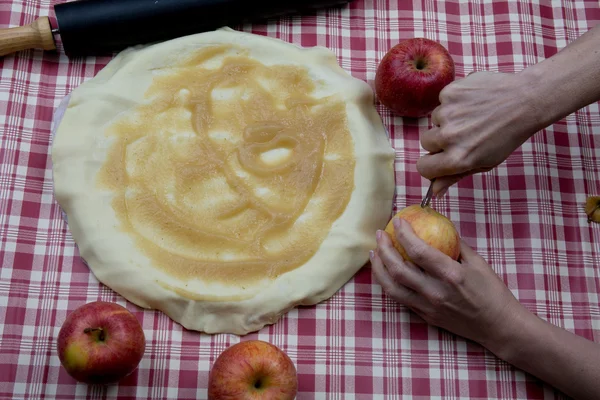 Hemgjord apple raw paj förberedelse-äppelpaj — Stockfoto