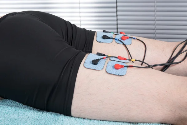 Man met electrostimulator-elektroden — Stockfoto