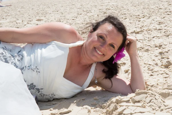 Glückliche und schöne Braut am Strand — Stockfoto