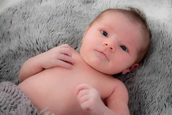 Hoş ifade ile yeni doğan bebek — Stok fotoğraf