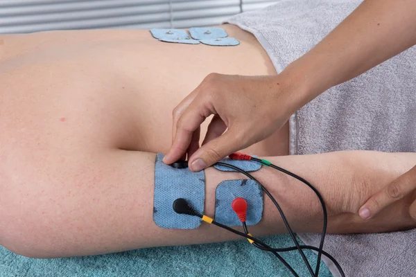 Man met electrostimulator-elektroden — Stockfoto