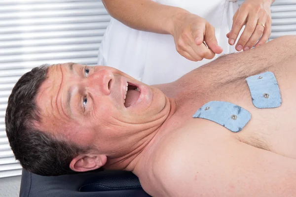 Hombre con electroestimuladores electrodos en su cuerpo —  Fotos de Stock