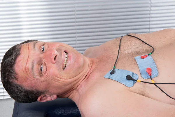 Adam onun vücudunda electrostimulator elektrotlar ile — Stok fotoğraf