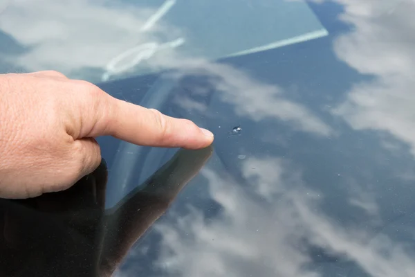 Glazier removendo pára-brisas ou pára-brisas em um carro — Fotografia de Stock