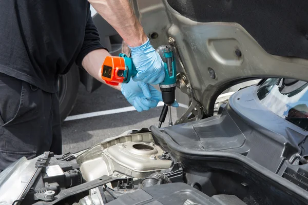 Glazier removing windshield or windscreen on a car — Stock Photo, Image