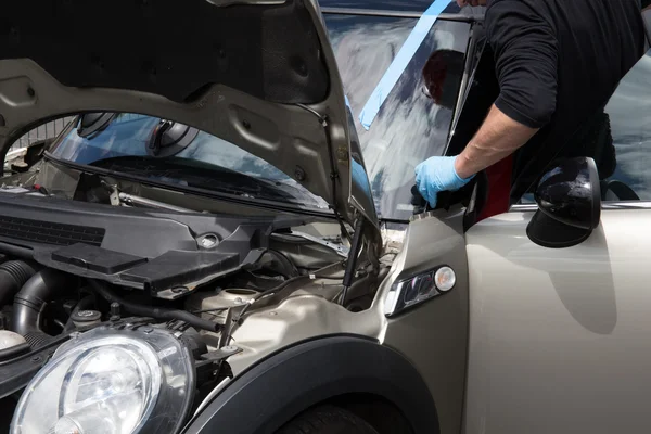 Glazier removendo pára-brisas ou pára-brisas em um carro — Fotografia de Stock