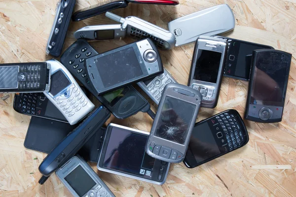 Vieux et obsolète téléphone portable sur fond en bois — Photo