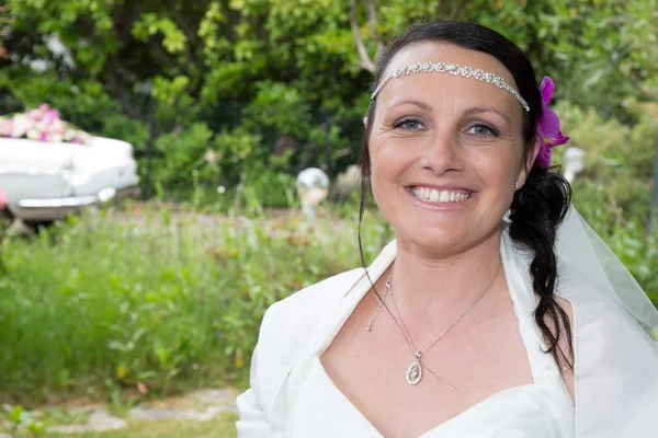 Schöne und schöne Braut im Freien an ihrem Hochzeitstag — Stockfoto