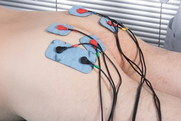 Mann Bekommt Elektrische Massage Für Beinmuskeln Spa — Stockfoto