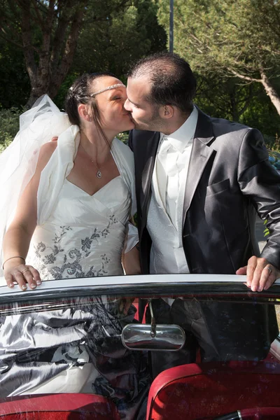 Schönes und nettes Paar am Hochzeitstag — Stockfoto