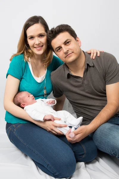 Glückliche Eltern mit ihrem ersten Baby — Stockfoto