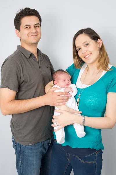 Glückliche Eltern mit ihrem ersten Baby — Stockfoto