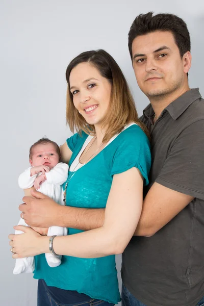 Šťastní rodiče s jejich prvním dítětem — Stock fotografie