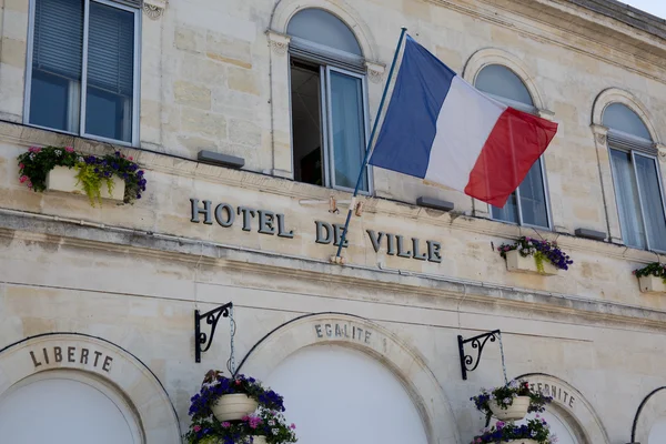 Franse vlag zwaaien van meer dan één stadhuis — Stockfoto