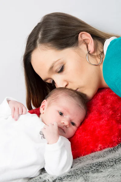 Una madre cuida de su lindo bebé —  Fotos de Stock