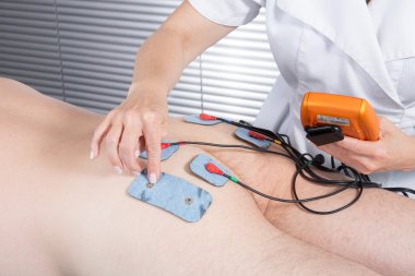 electrostimulator masaj onun altta. yaralanma atlet