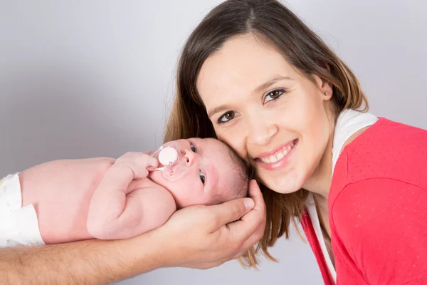 Onun yeni doğan bebek tutan anne — Stok fotoğraf