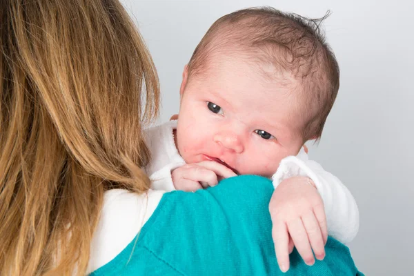 Madre sosteniendo su bebé recién nacido — Foto de Stock