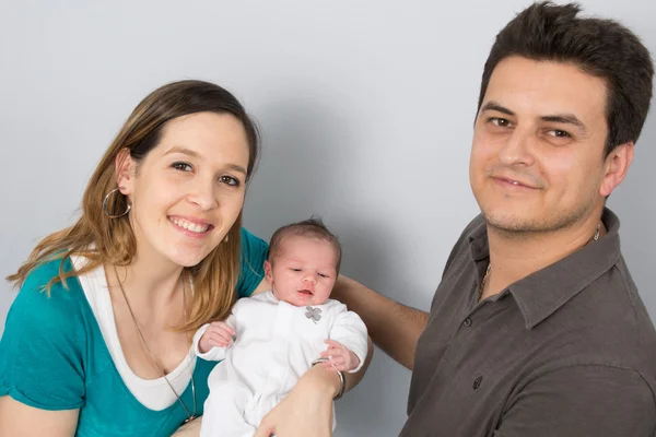 Pyšní rodiče drží malou dceru doma — Stock fotografie