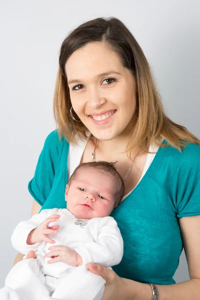 Mutter hält ihr neugeborenes Baby — Stockfoto