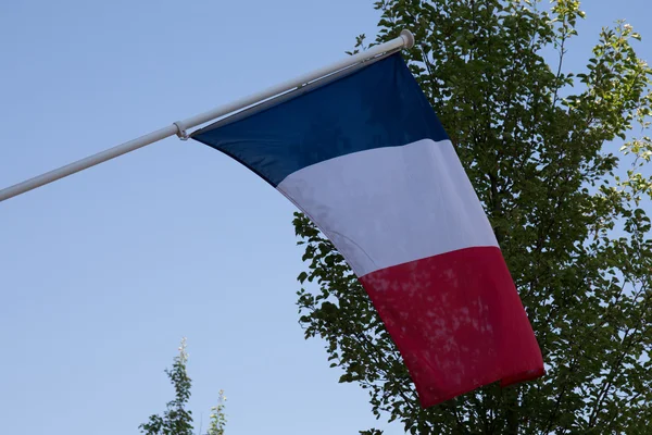 Французский флаг под голубым красивым небом — стоковое фото