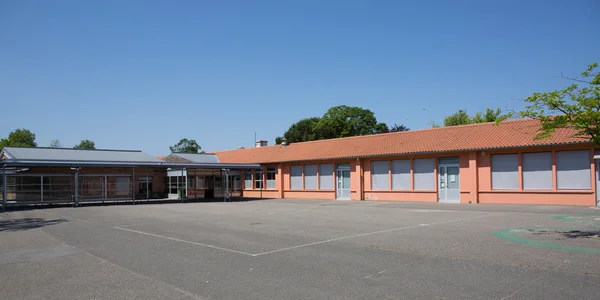 Edificio de la Escuela Roja bajo un cielo azul — Foto de Stock